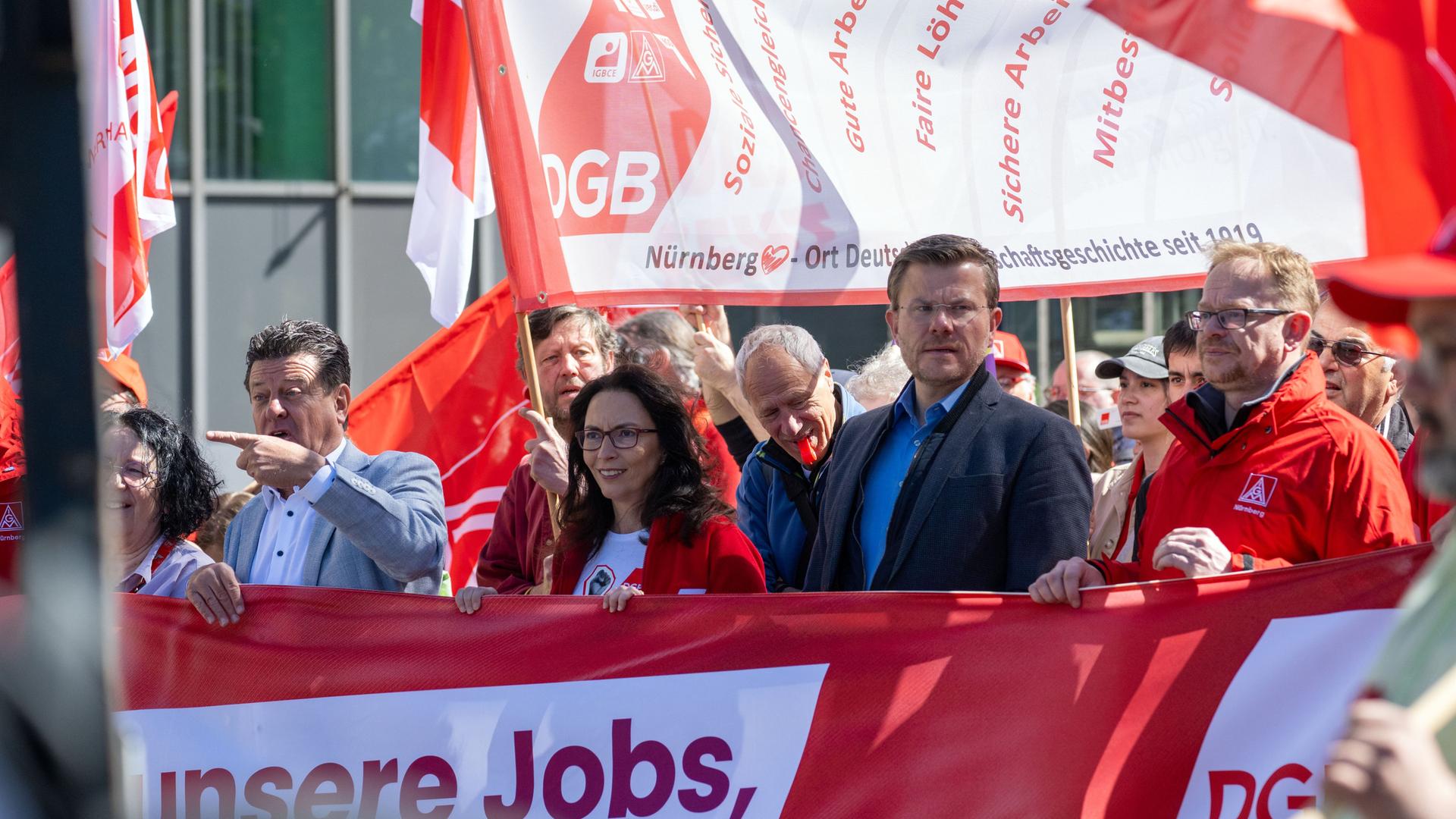 Ein Demonstrationszug mit dem Motto "Erst unsere Jobs, dann eure Profite" zieht mit DGB-Chefin Yasmin Fahimi durch Nürnberg.