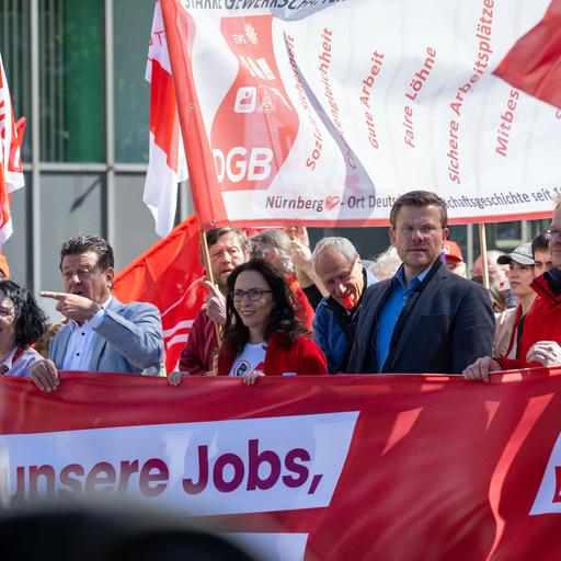 Ein Demonstrationszug mit dem Motto "Erst unsere Jobs, dann eure Profite" zieht mit DGB-Chefin Yasmin Fahimi durch Nürnberg.