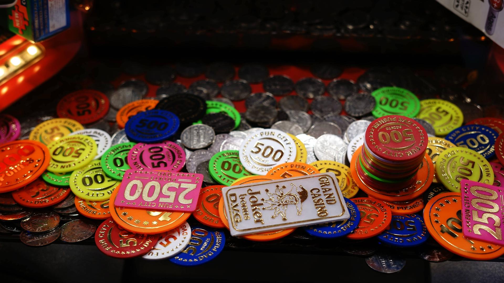 Casinoships und Münzen im Spielautomaten