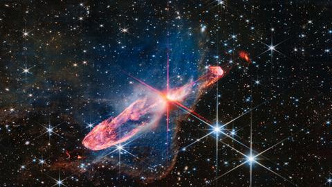 Ein Paar junger Sterne pustet Materie in zwei Richtungen – dabei entsteht der wunderschöne Nebel Herbig-Haro 46/47 im Sternbild Segel. 