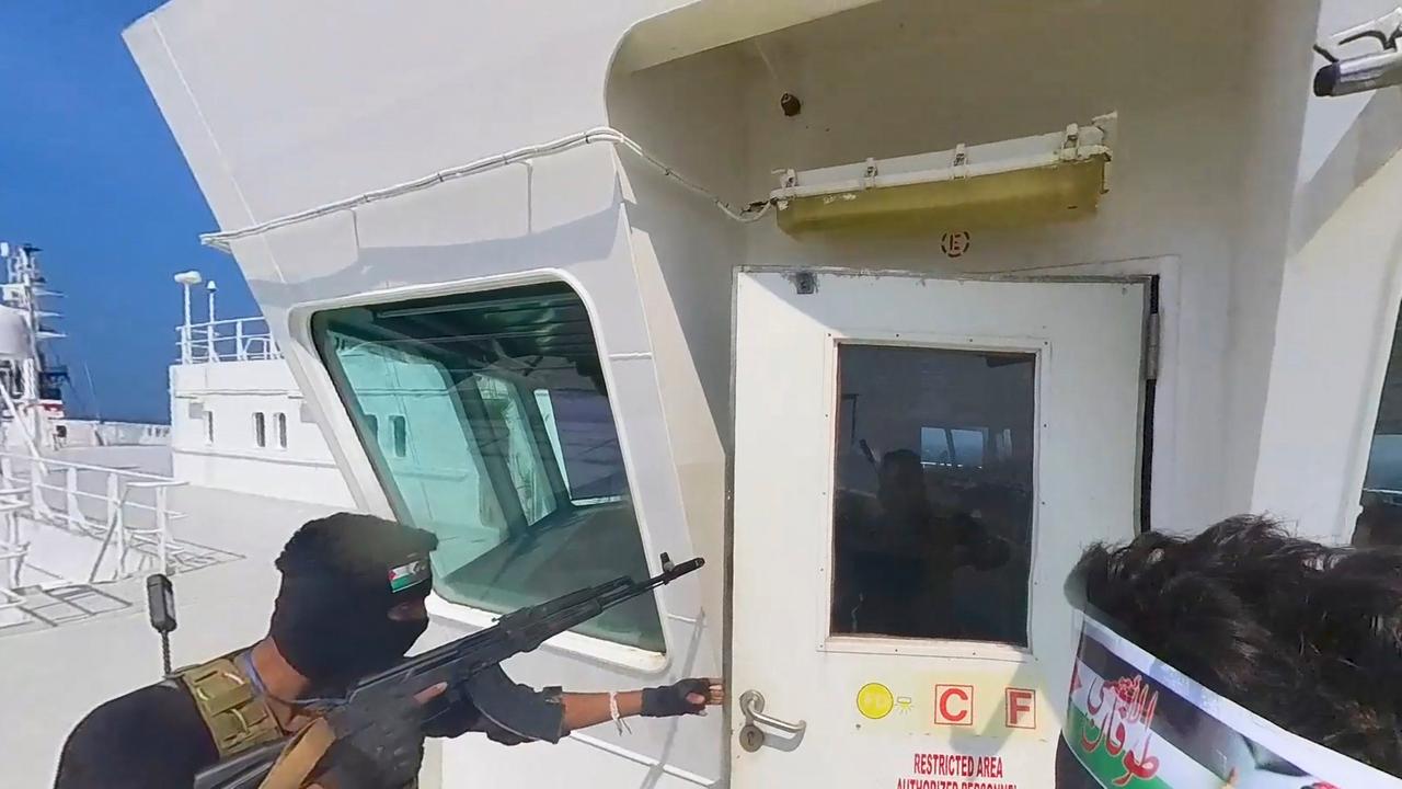 Huthi-Terrorist an Bord eines gekaperten Handelsschiffs (Houthi Media Center via AP)