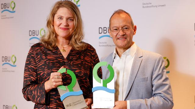 Roda Verheyen und Klaus Vossenkaul halten den Preis in den Händen.