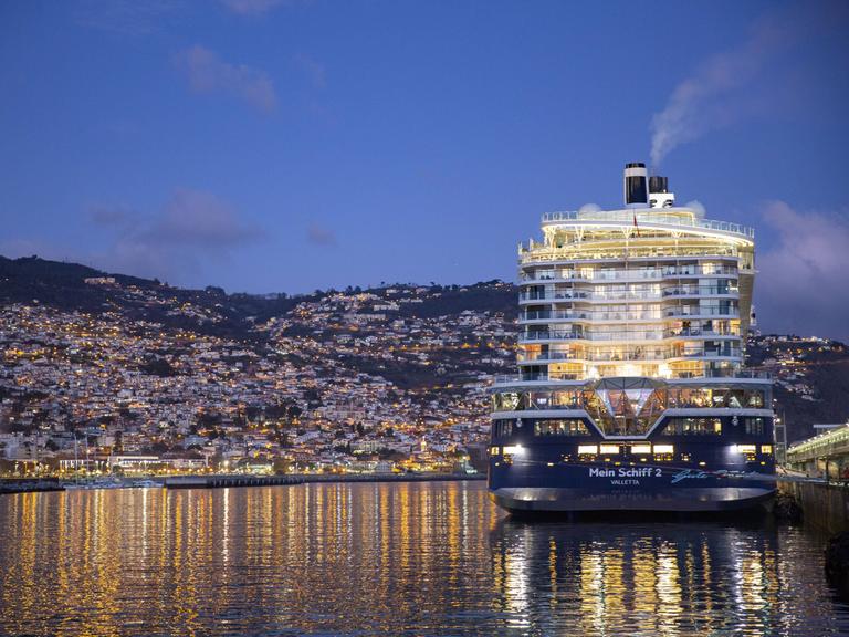 Das Kreuzfahrtschiff Mein Schiff 2 bei der TUI Cruises Kanaren-Kreuzfahrt liegt auf den Kanarischen Inseln vor Anker.