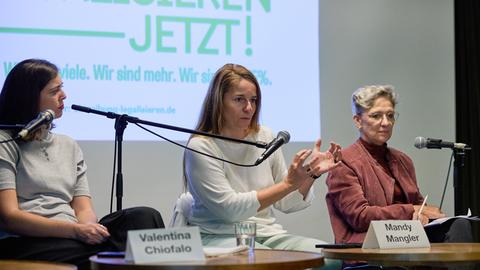 Ein Bündnis von Frauenorganisationen, darunter auch Gynäkologin Mandy Mangler (M.), und gesundheitspolitische Initiativen hat in Berlin eine bundesweite Kampagne gegen den Paragrafen 218 und für die Legalisierung von Schwangerschaftsabbrüchen gestartet.