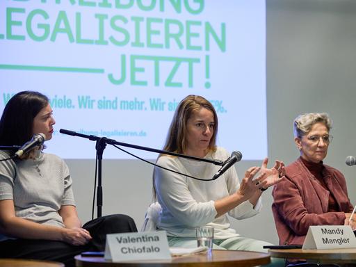 Ein Bündnis von Frauenorganisationen, darunter auch Gynäkologin Mandy Mangler (M.), und gesundheitspolitische Initiativen hat in Berlin eine bundesweite Kampagne gegen den Paragrafen 218 und für die Legalisierung von Schwangerschaftsabbrüchen gestartet.