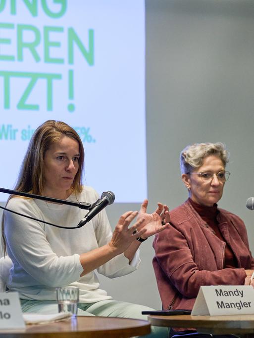 Ein Bündnis von Frauenorganisationen, darunter auch Gynäkologin Mandy Mangler (M.), und gesundheitspolitische Initiativen hat in Berlin eine bundesweite Kampagne gegen den Paragrafen 218 und für die Legalisierung von Schwangerschaftsabbrüchen gestartet.