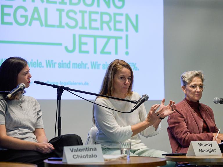 Ein Bündnis von Frauenorganisationen, darunter auch Gynäkologin Mandy Mangler (M.), und gesundheitspolitische Initiativen hat in Berlin eine bundesweite Kampagne gegen den Paragrafen 218 und für die Legalisierung von Schwangerschaftsabbrüchen gestartet.