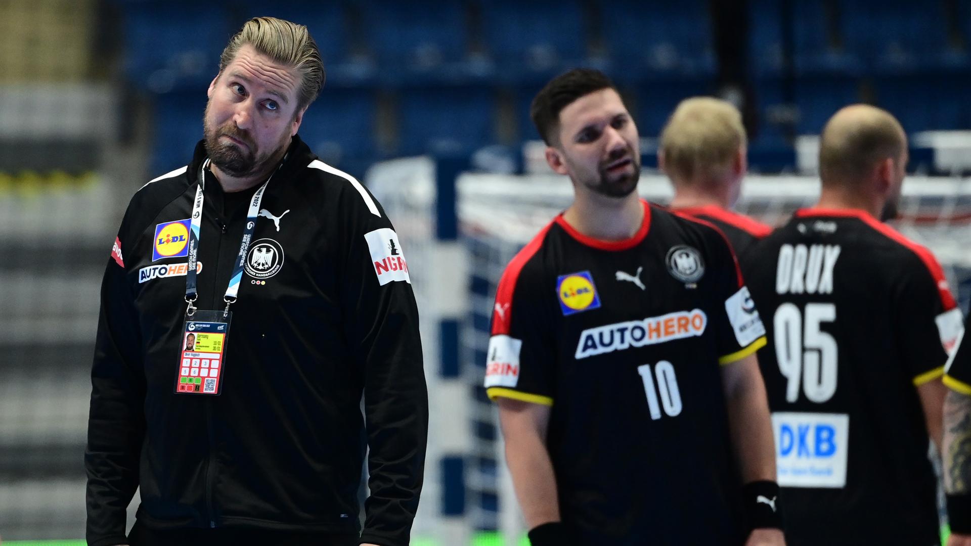 Deutsche Handballer schauen bedrückt nach einer Niederlage.