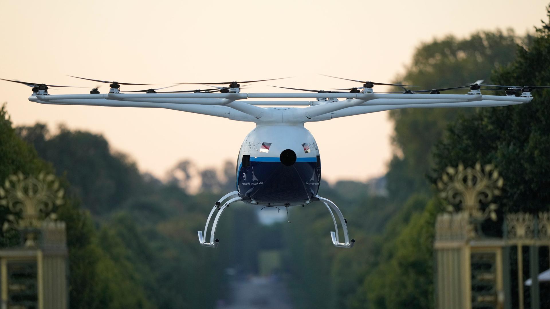 Ein Volocopter ist in der Luft. 