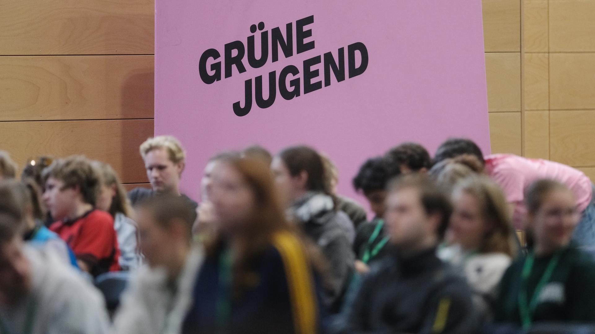 Mitglieder der Grünen Jugend beim Bundeskongress der Jugendorganisation von Bündnis 90/ Die Grünen. Die dreitägige Versammlung findet noch bis zum 18.10.2026 in Leipzig statt.