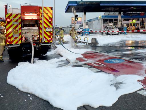Löschschaum liegt nach dem Einsatz der Feuerwehr auf dem Gelände einer Tankstelle. Löschschaum liegt nach dem Einsatz der Feuerwehr auf dem Gelände einer Tankstelle.