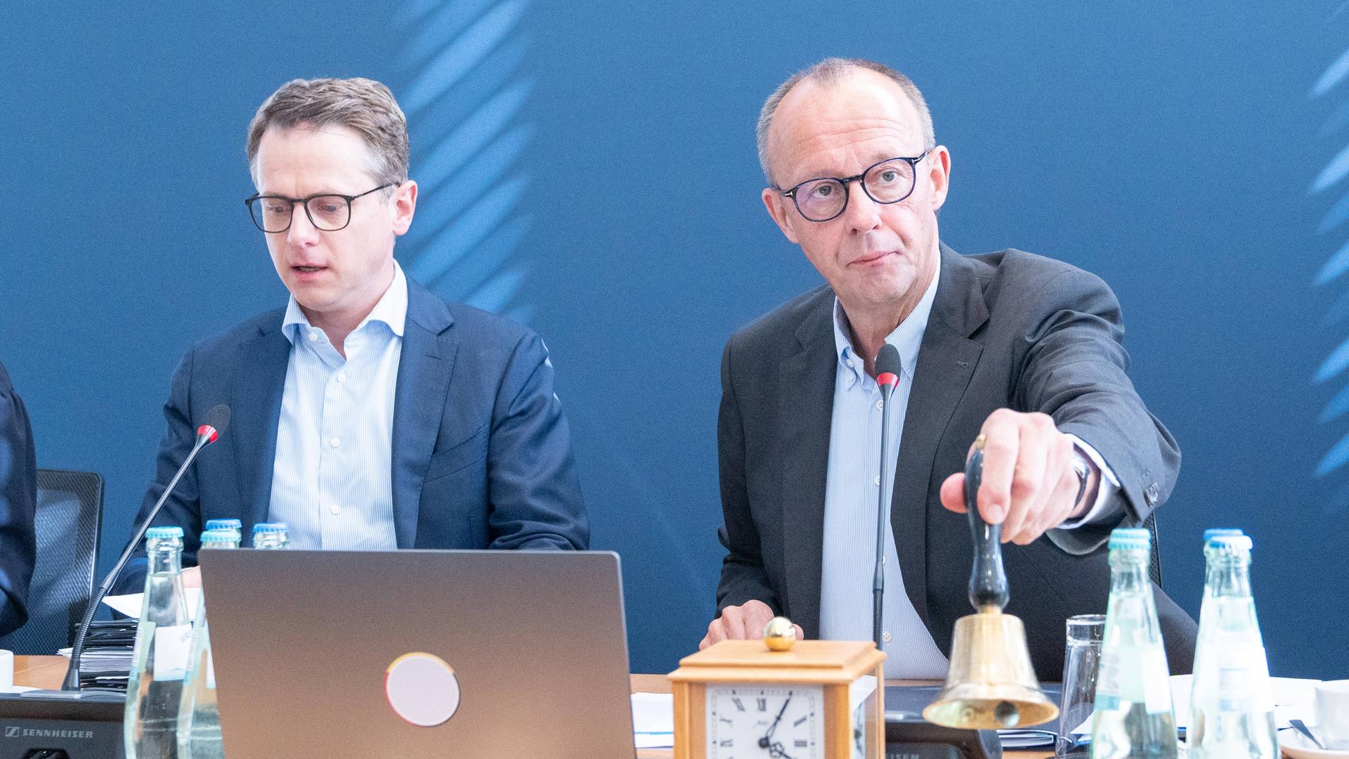 CDU-Vorstandssitzung: Parteichef Friedrich Merz sitzt neben Generalsekretär Carsten Linnemann