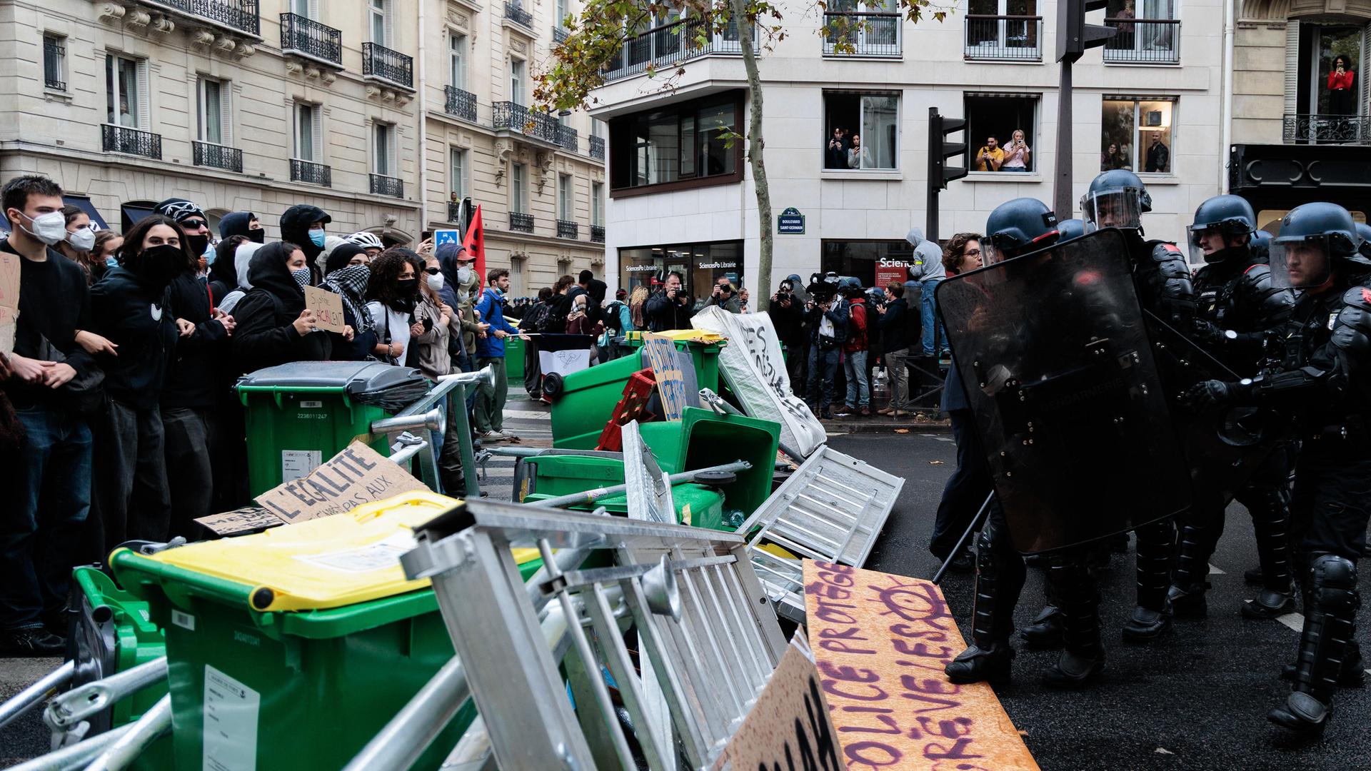 Polizei steht Demonstranten bei Schülerprotesten in Frankreich gegenüber