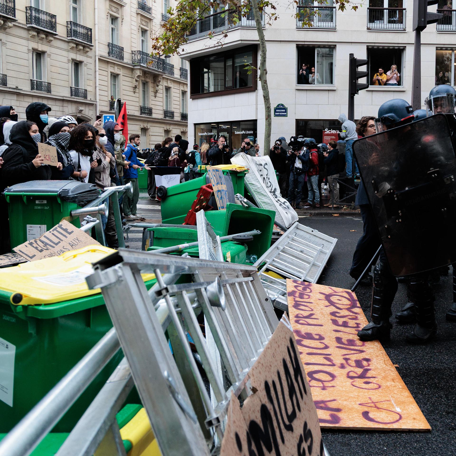 Polizei steht Demonstranten bei Schülerprotesten in Frankreich gegenüber