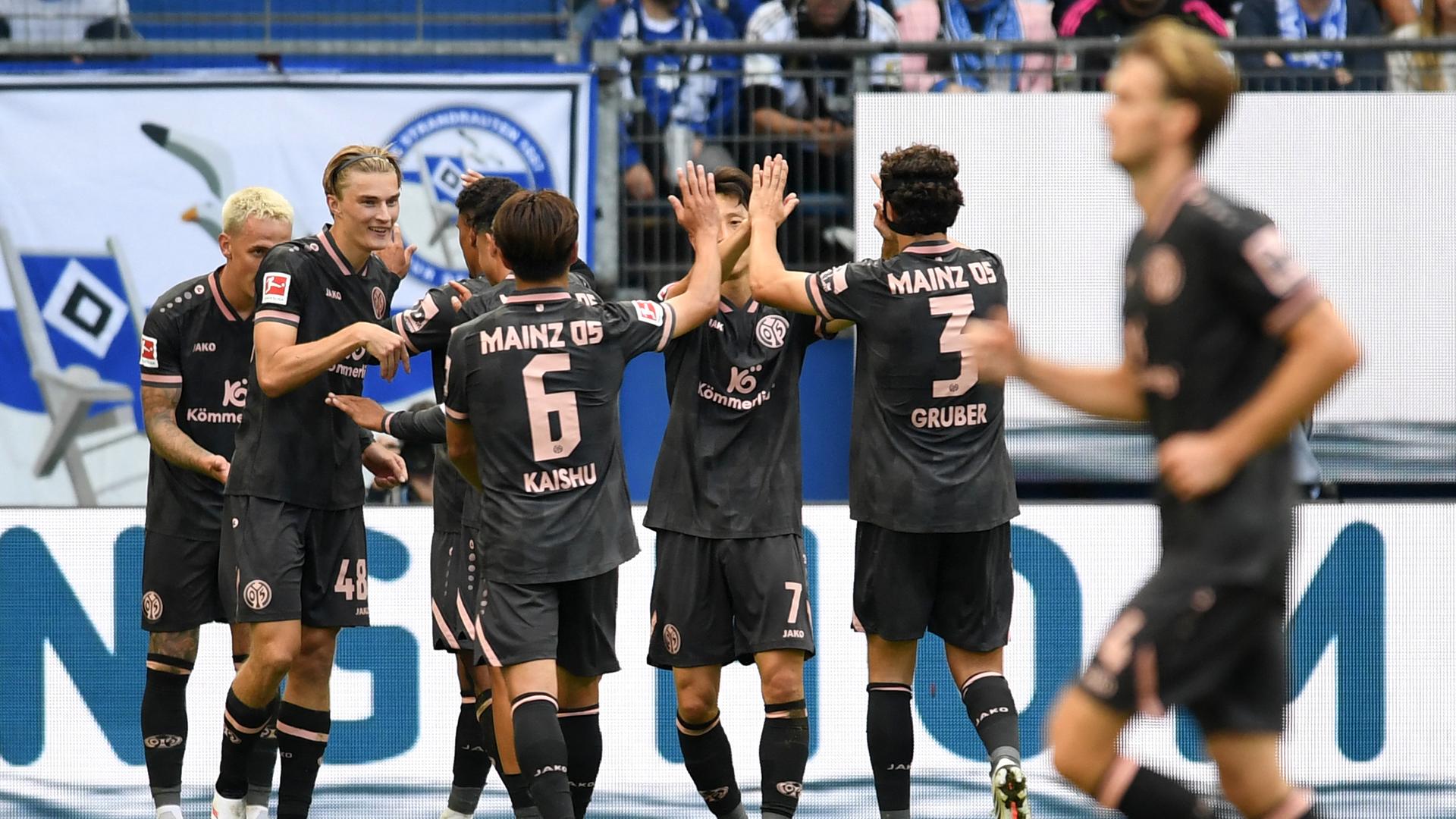 Die Mainzer Spieler jubeln nach dem Tor zum 0:4 durch Phillip Tietz (l). Die Mainzer Spieler jubeln nach dem Tor zum 0:4 durch Phillip Tietz (l).