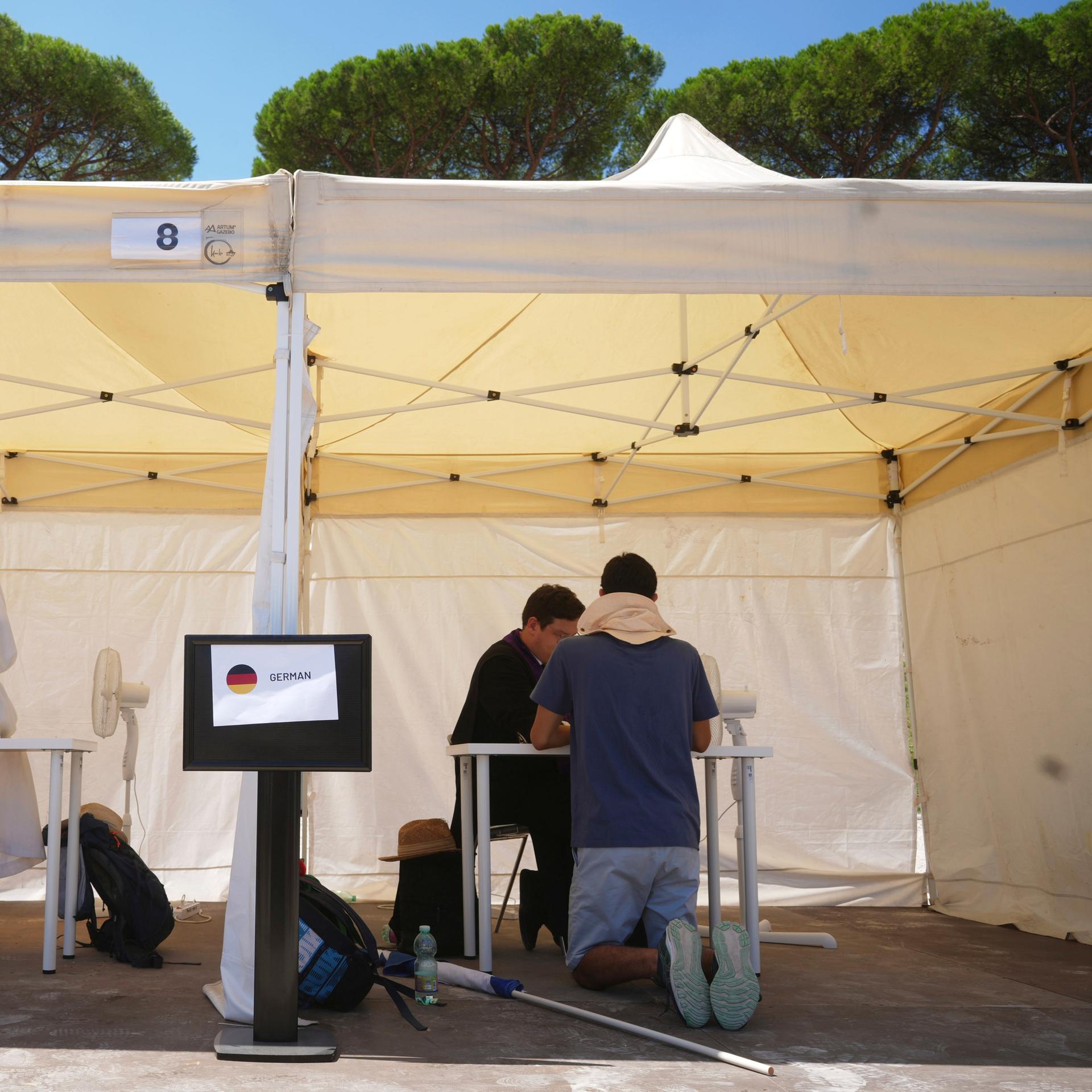 Katholisches Weltjugendtreffen - Massenhaftes Beichten im römischen Circus Maximus