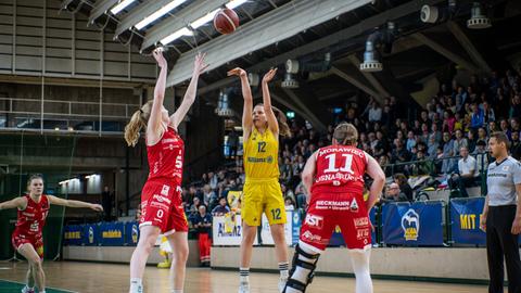 Lena Gohlisch, Kapitänin von Alba Berlin beim Wurf.