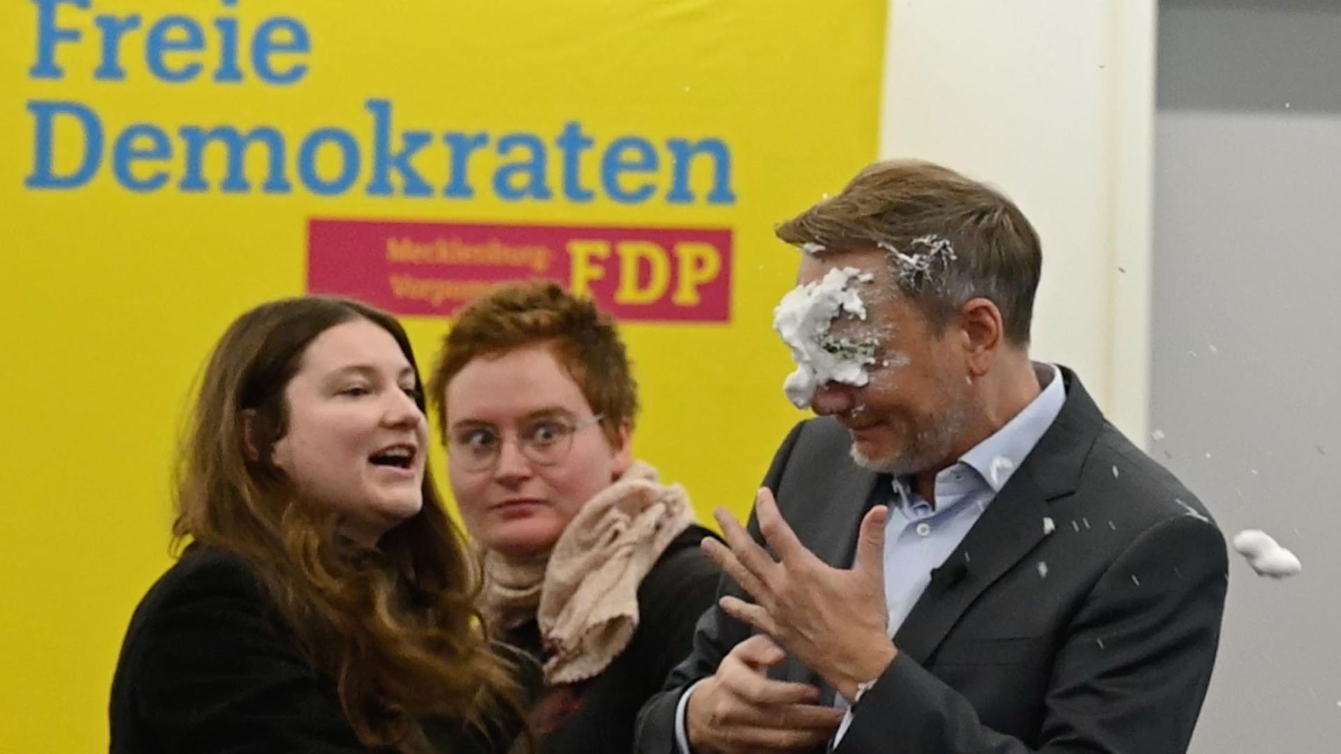 Der FDP-Vorsitzende Christian Lindner bekommt bei einem Wahlkampfauftritt in Greifswald Schaum ins Gesicht. Er war von einer jungen Frau mit Schaum beworfen worden. Sie traf den früheren Finanzminister dabei direkt ins Gesicht. 