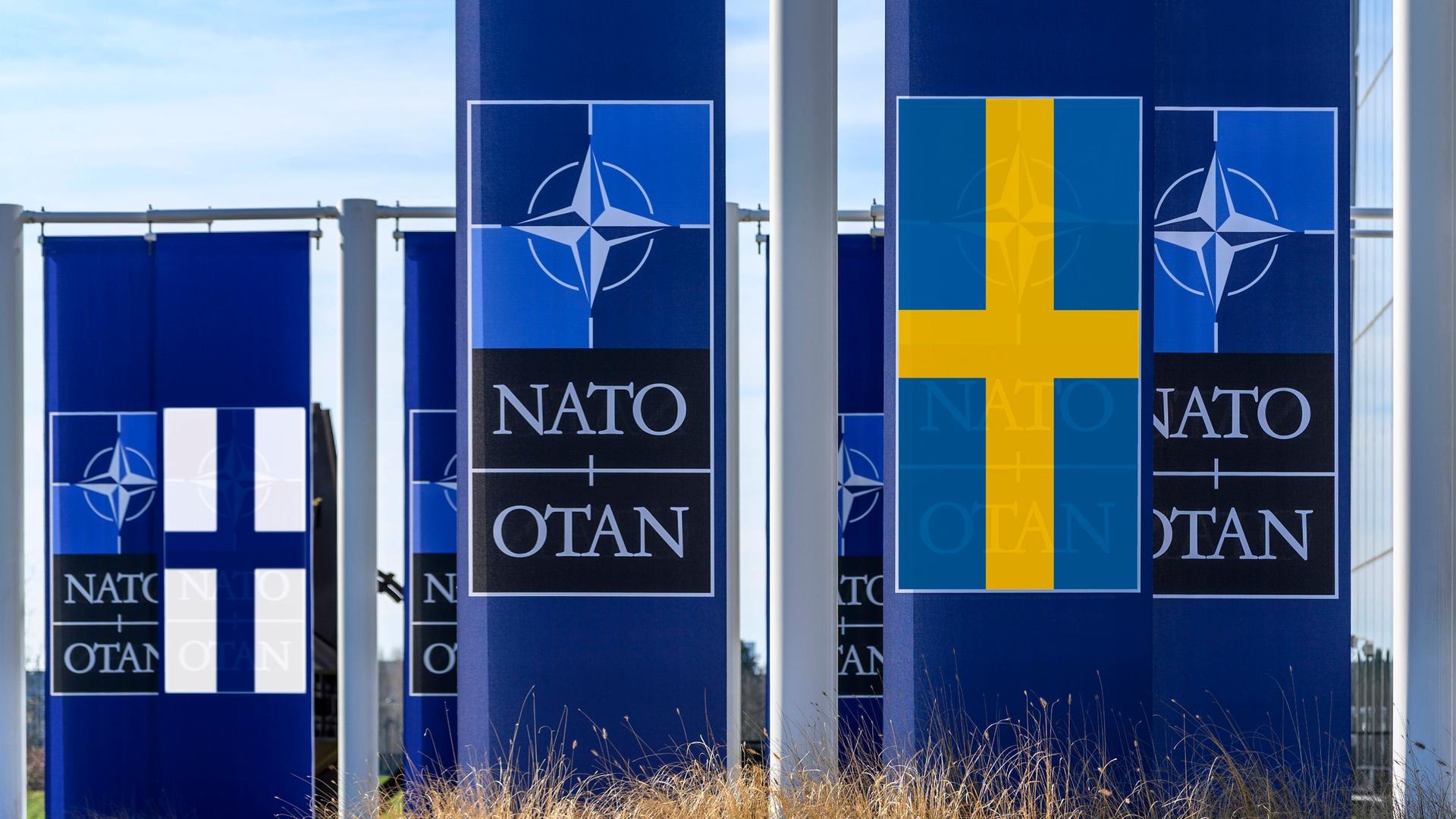 Nato-Flaggen mit der schwedischen und der finnischen Flagge vor dem Nato-Hauptquartier in Brüssel