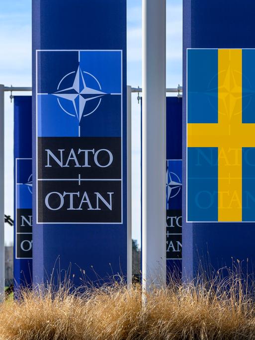 Nato-Flaggen mit der schwedischen und der finnischen Flagge vor dem Nato-Hauptquartier in Brüssel