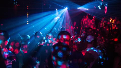 Menschen feiern am 28.08.2016 auf dem RAW-Gelände in Berlin  auf dem Dancefloor im Club Cassiopeia. 