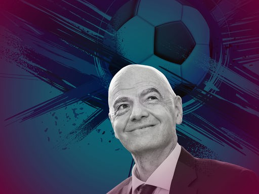 Porträt von Gianni Infantino, der leicht nach oben schaut und schmunzelt. Im Hintergrund ist die blau eingefärbte Grafik eines Fußballes zu sehen. Porträt von Gianni Infantino, der leicht nach oben schaut und schmunzelt. Im Hintergrund ist die blau eingefärbte Grafik eines Fußballes zu sehen.