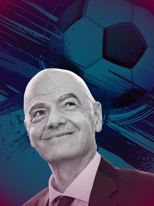 Porträt von Gianni Infantino, der leicht nach oben schaut und schmunzelt. Im Hintergrund ist die blau eingefärbte Grafik eines Fußballes zu sehen. Porträt von Gianni Infantino, der leicht nach oben schaut und schmunzelt. Im Hintergrund ist die blau eingefärbte Grafik eines Fußballes zu sehen.