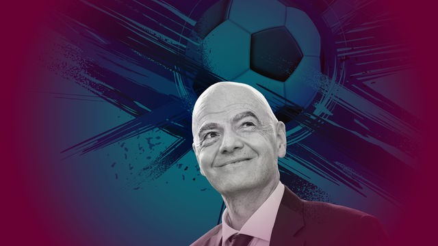 Porträt von Gianni Infantino, der leicht nach oben schaut und schmunzelt. Im Hintergrund ist die blau eingefärbte Grafik eines Fußballes zu sehen.