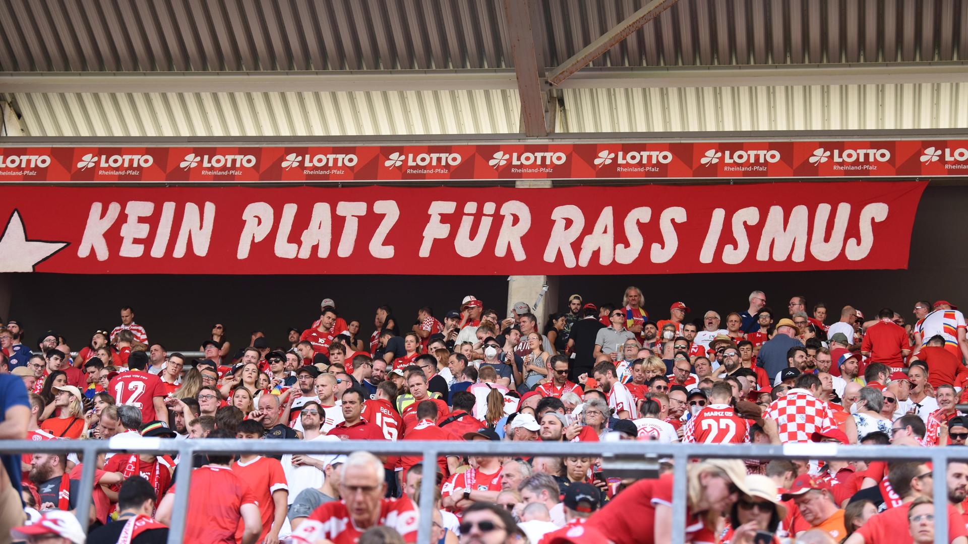 Fans von Mainz 05 mit dem Banner "Kein Platz für Rassismus"