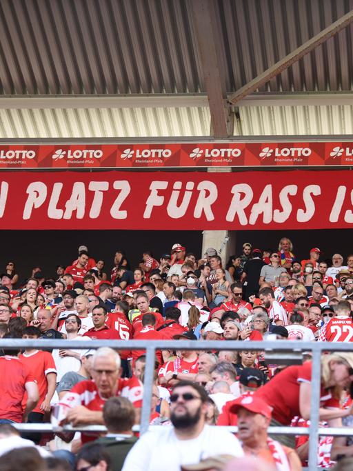 Fans von Mainz 05 mit dem Banner "Kein Platz für Rassismus"