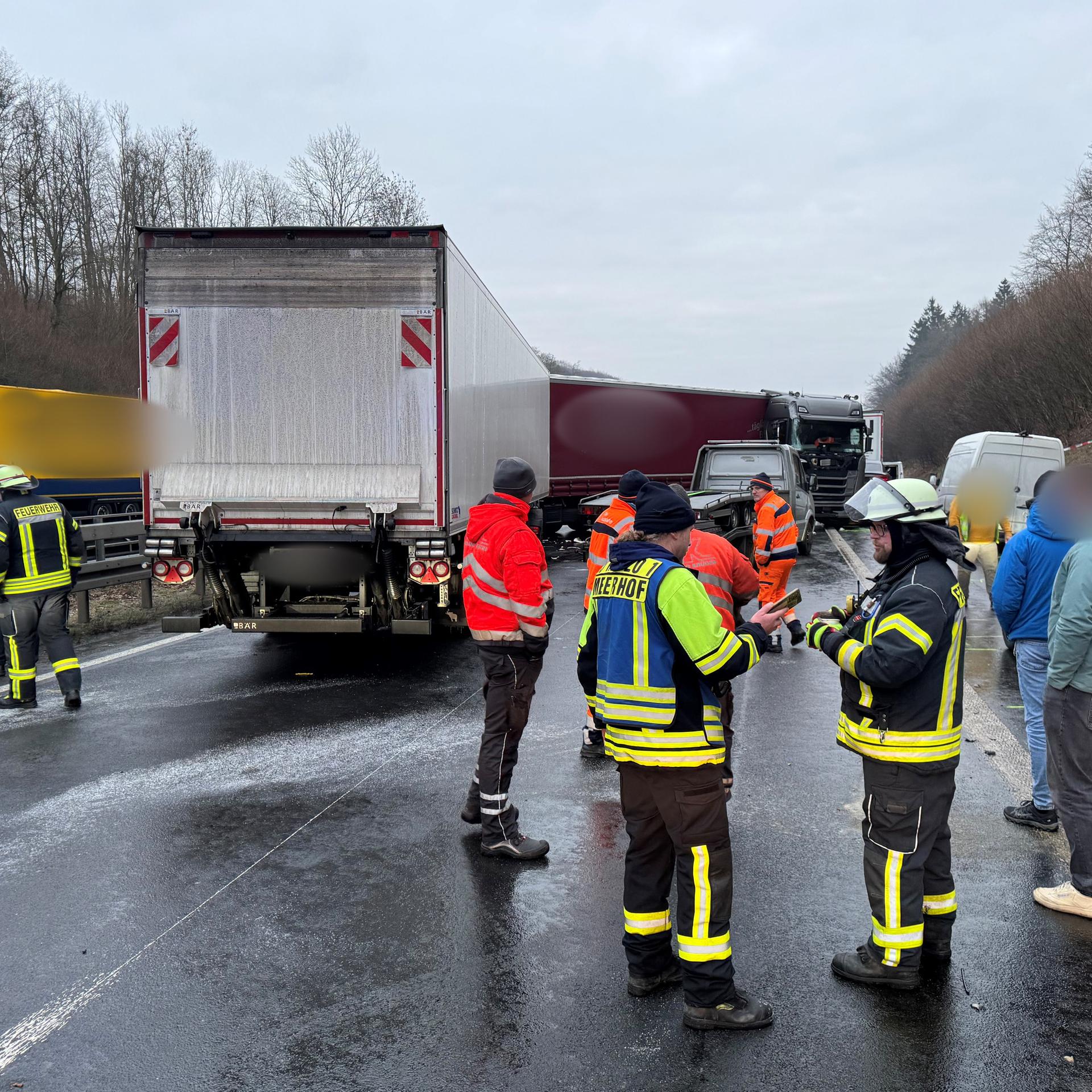 Paderborn: Beschädigte Fahrzeuge, Feuerwehr, Polizei und Abschleppdienste stehen auf der Fahrbahn nach einer durch Glätte ausgelösten Unfallserie mit mehreren Toten und vielen Verletzten auf der A44.