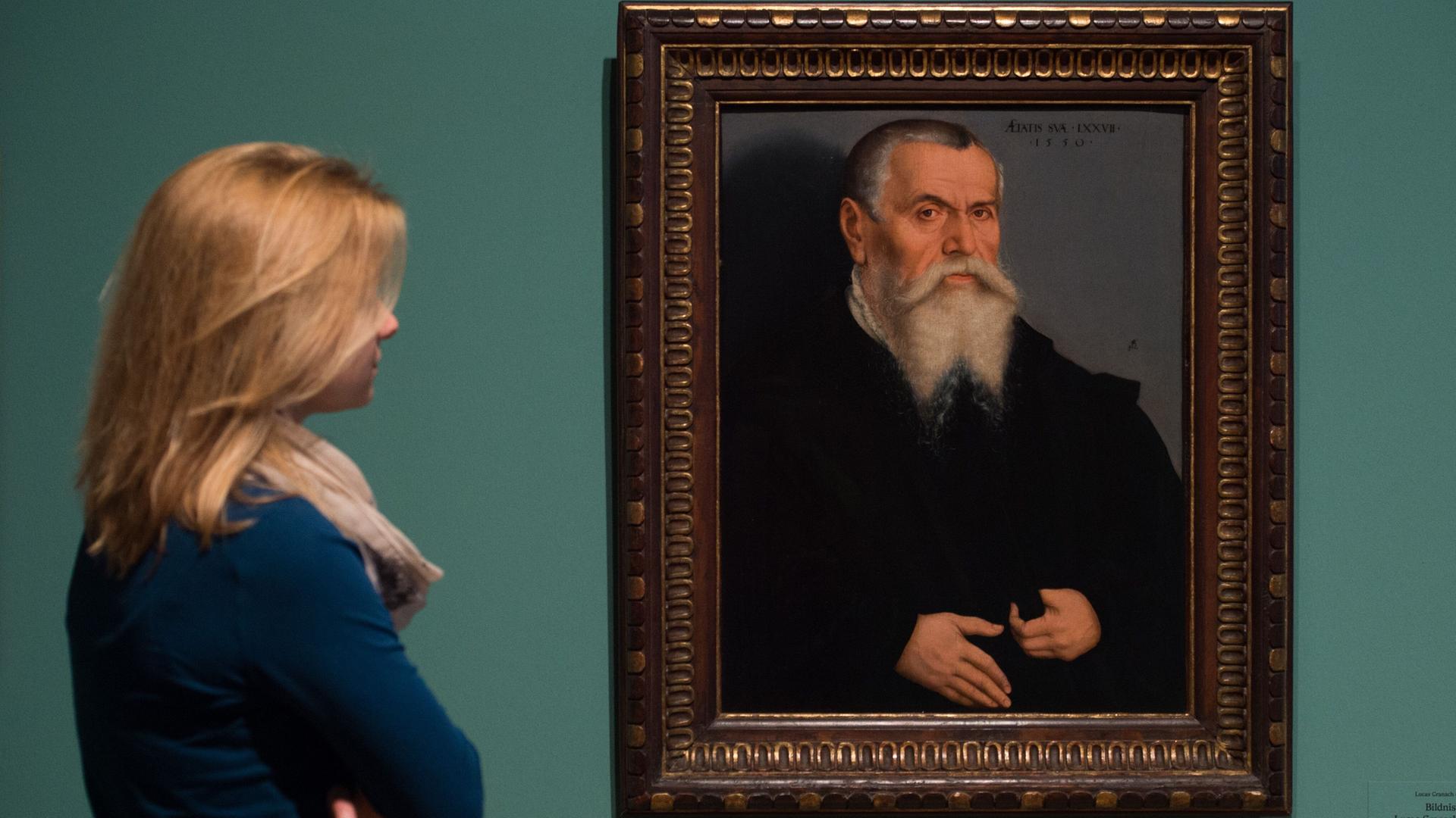 Eine Mitarbeiterin des Schiller-Museums in Weimar steht vor dem "Bildnis Lucas Cranachs d. Ä." von Lucas Cranach dem Jüngeren. Eine Mitarbeiterin des Schiller-Museums in Weimar steht vor dem "Bildnis Lucas Cranachs d. Ä." von Lucas Cranach dem Jüngeren.