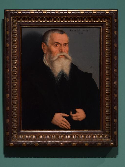 Eine Mitarbeiterin des Schiller-Museums in Weimar steht vor dem "Bildnis Lucas Cranachs d. Ä." von Lucas Cranach dem Jüngeren.