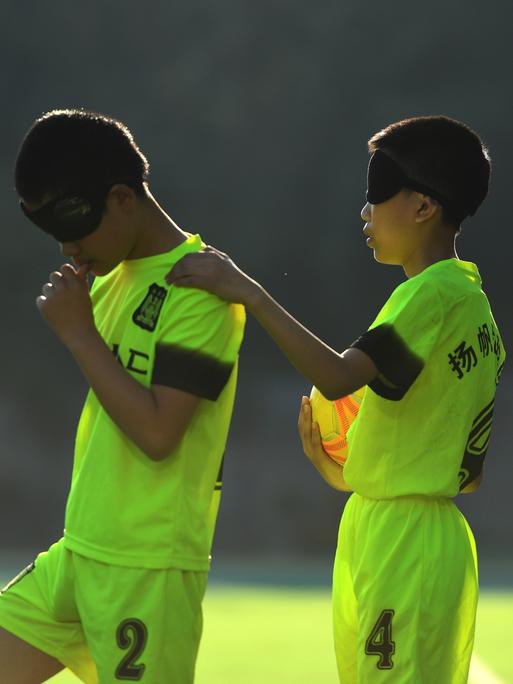 Blinde Kinder spielen in China Fußball mit einem klingenden Ball. 