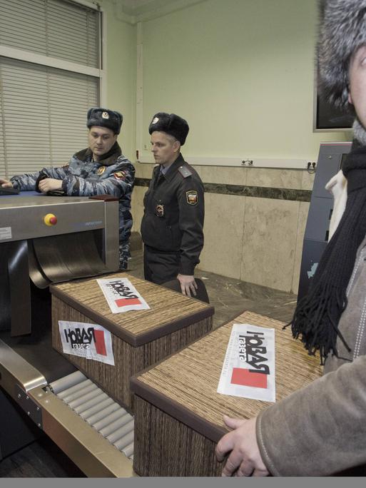 Sergei Sokolow (r), Chefredakteur der Nowaja Gaseta, liefert im Empfangsbüro der Staatsduma Kisten mit 100.000 Unterschriften gegen den neuen Gesetzentwurf der Staatsduma im Jahr 2012.