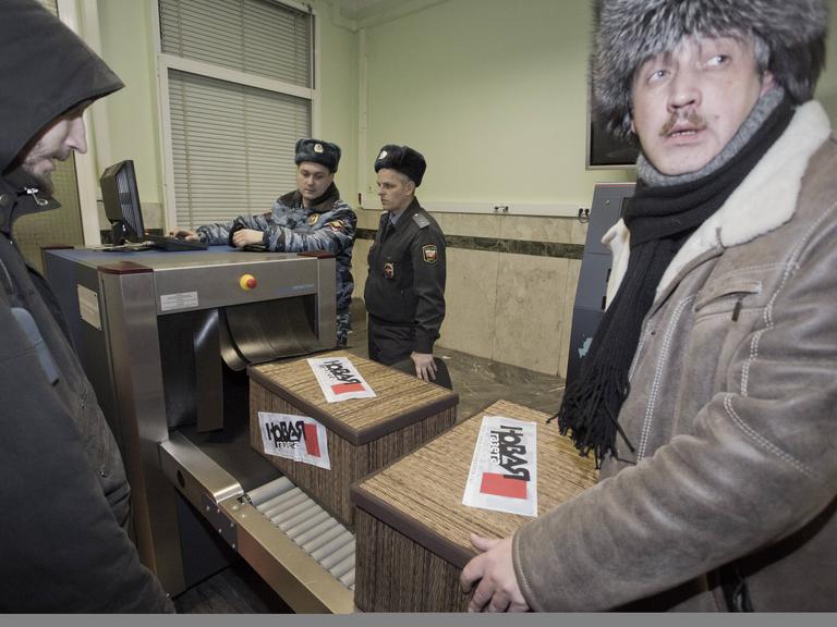 Sergei Sokolow (r), Chefredakteur der Nowaja Gaseta, liefert im Empfangsbüro der Staatsduma Kisten mit 100.000 Unterschriften gegen den neuen Gesetzentwurf der Staatsduma im Jahr 2012.