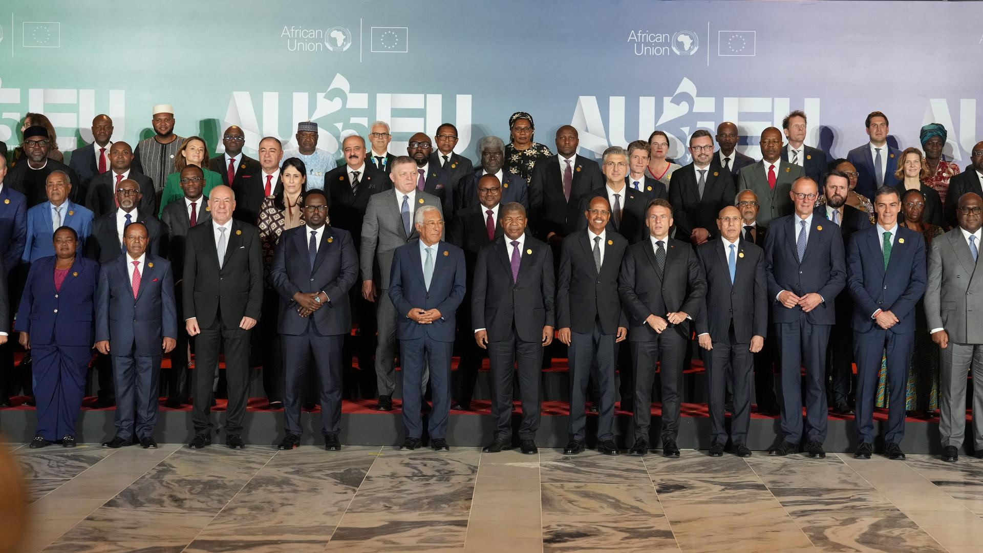 Afrikanische und europäische Staats- und Regierungschefs posieren für ein Gruppenfoto während des Gipfeltreffens zwischen der Afrikanischen Union und der Europäischen Union in Luanda.