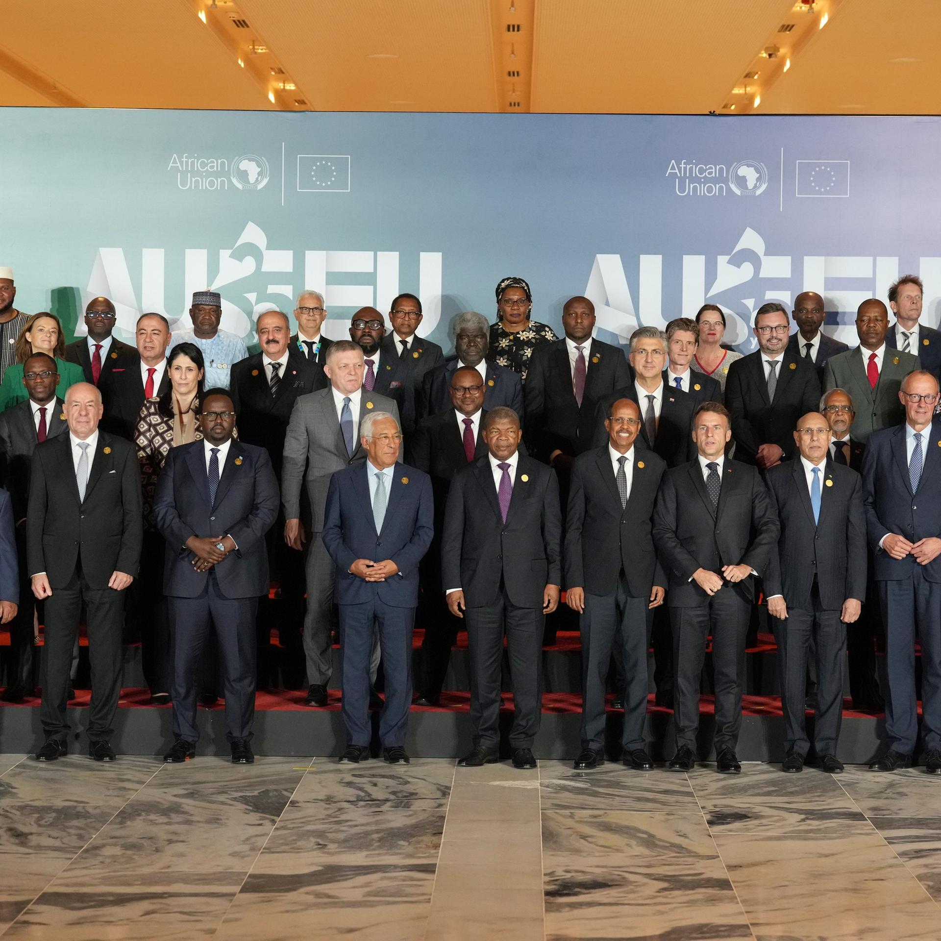 Afrikanische Staatsoberhäupter, europäische Staatsoberhäupter und Beamte posieren für ein Gruppenfoto während des Gipfeltreffens zwischen der Afrikanischen Union und der Europäischen Union in Luanda.