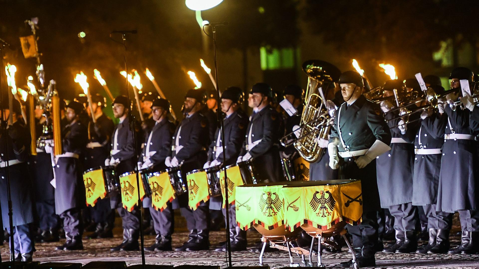 Soldaten nehmen an dem Großen Zapfenstreich in Berlin teil