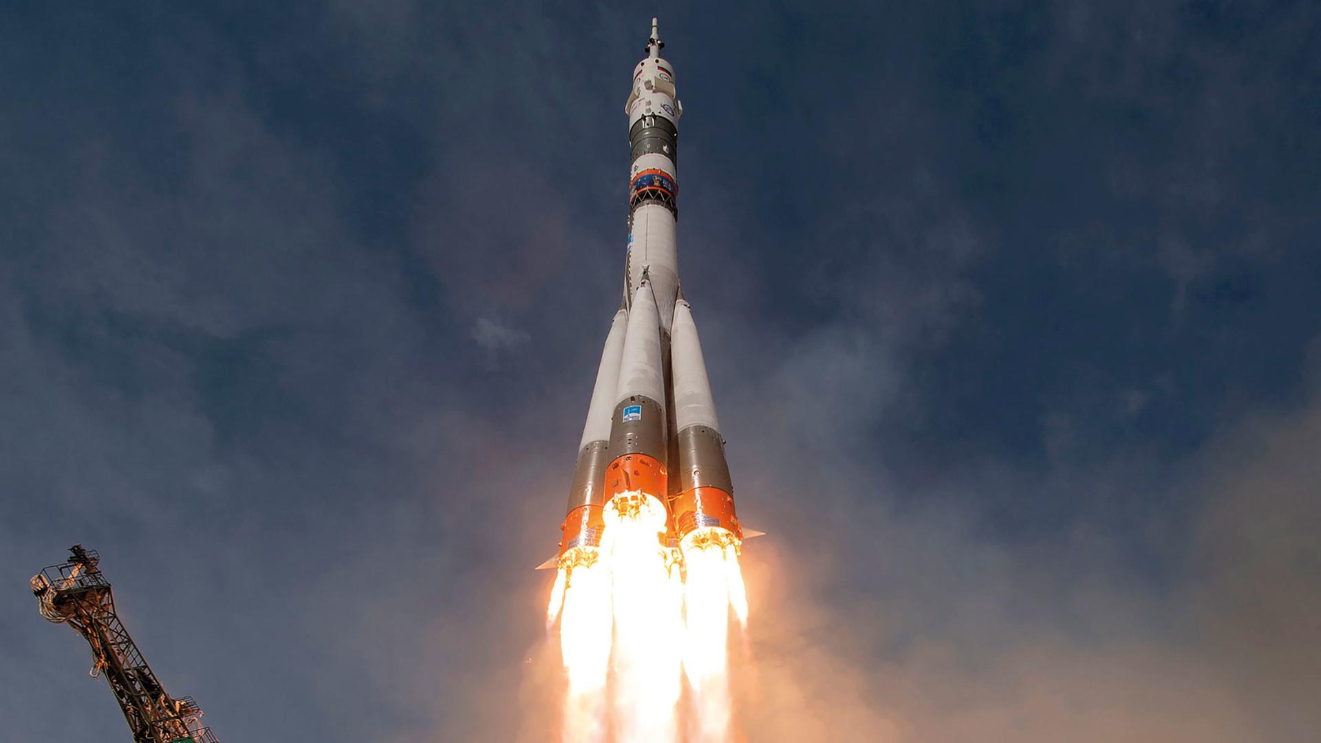 Eine Soyuz-Rakete startet vom Weltraumbahnhof in Baikonur. Aus den gezündeten Triebwerken kommt Feuer. Eine Soyuz-Rakete startet vom Weltraumbahnhof in Baikonur. Aus den gezündeten Triebwerken kommt Feuer.