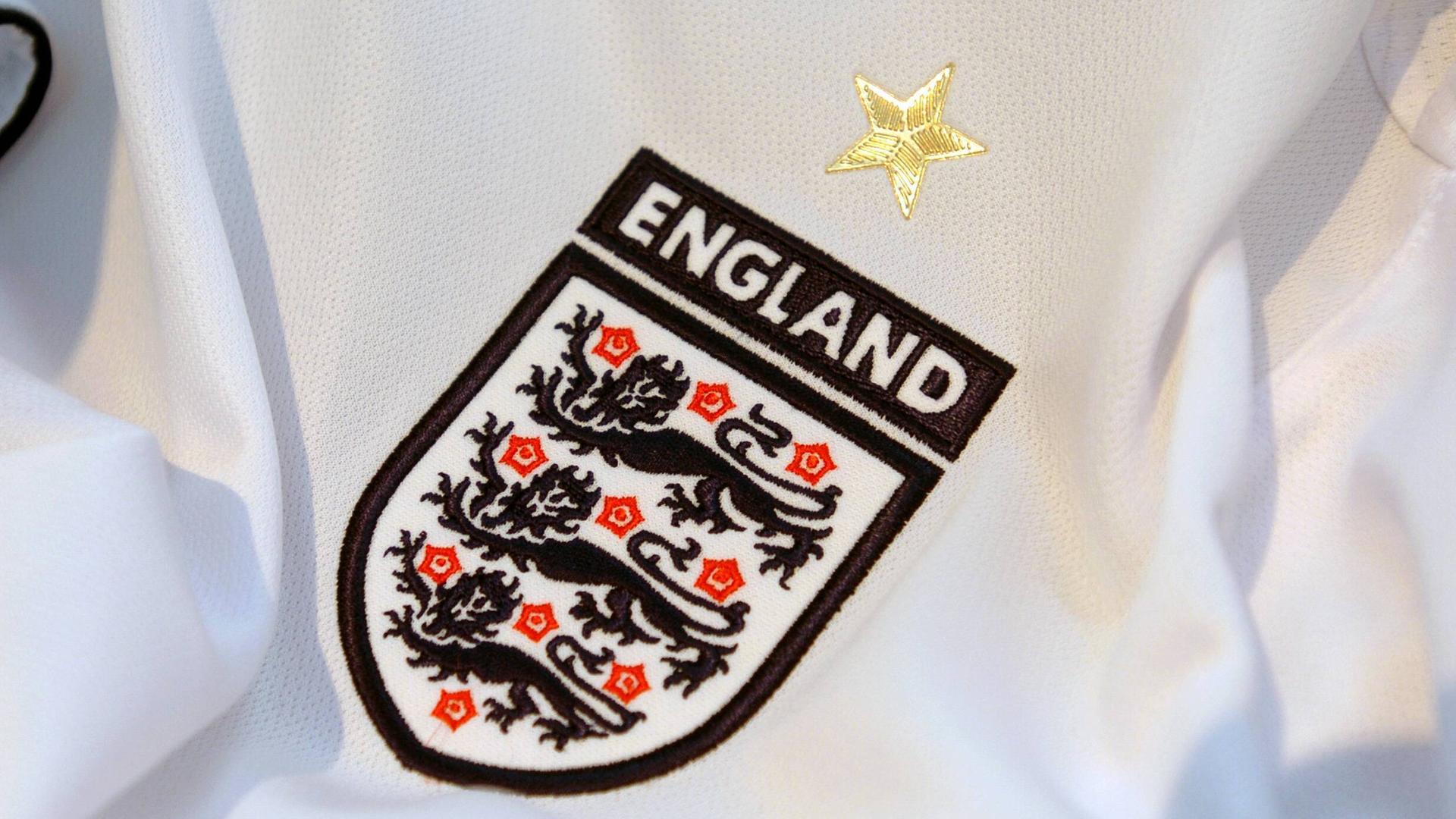 Das Logo des englischen Fußballverbands auf einem Fußball-Trikot. Das Logo des englischen Fußballverbands auf einem Fußball-Trikot.