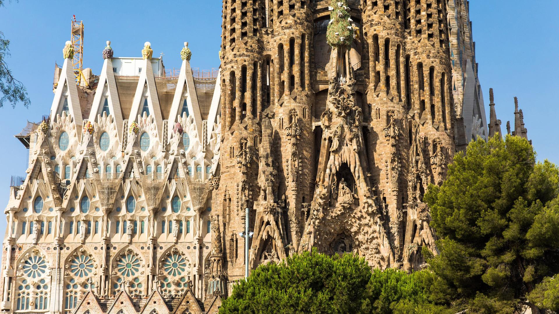 Die berühmte Kirche La Sagrada Familia von Antoni Gaudi in Nahaufnahme. Die berühmte Kirche La Sagrada Familia von Antoni Gaudi in Nahaufnahme.