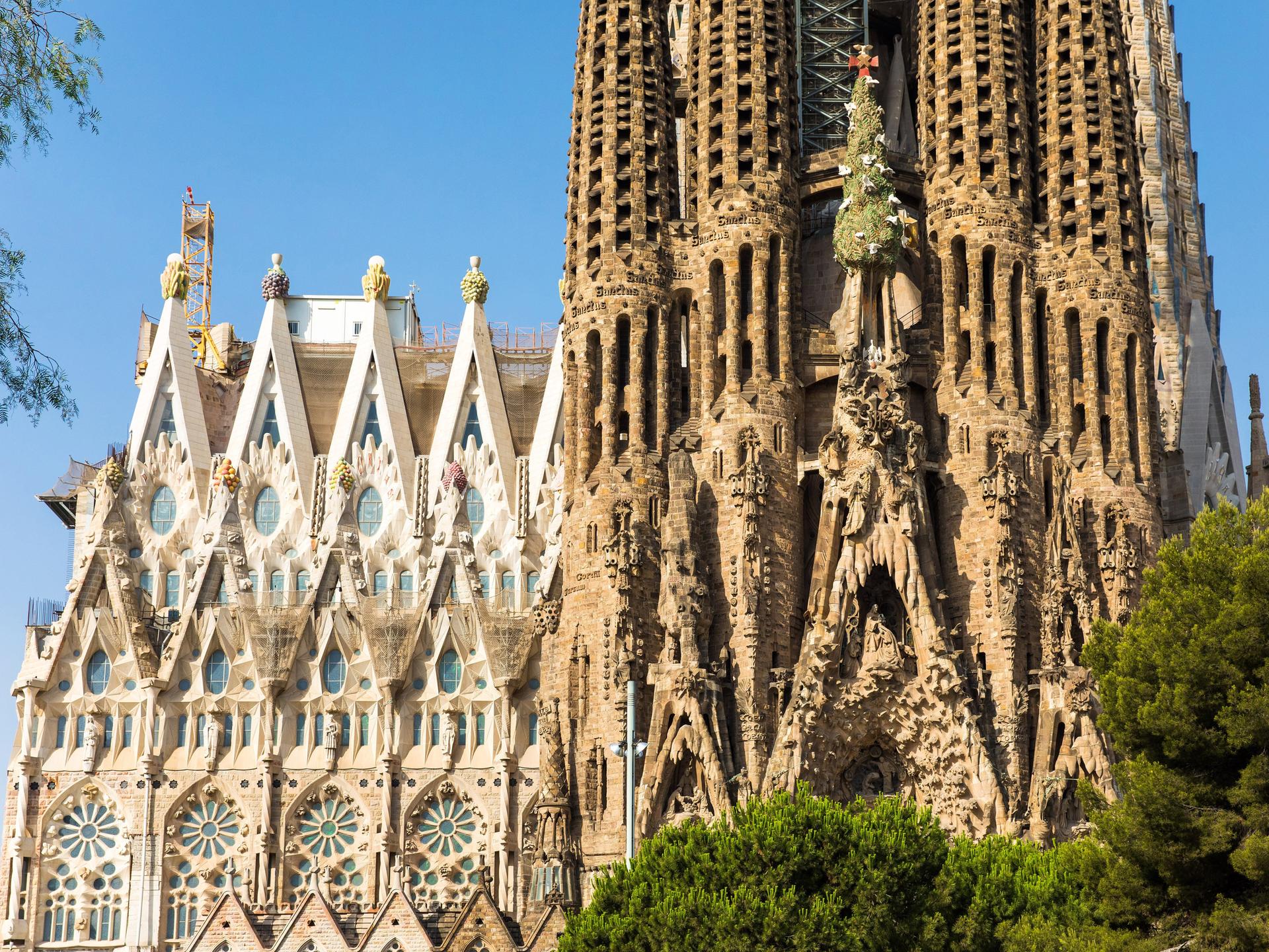 Die berühmte Kirche La Sagrada Familia von Antoni Gaudi in Nahaufnahme.