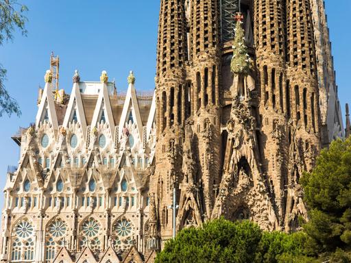 Die berühmte Kirche La Sagrada Familia von Antoni Gaudi in Nahaufnahme.