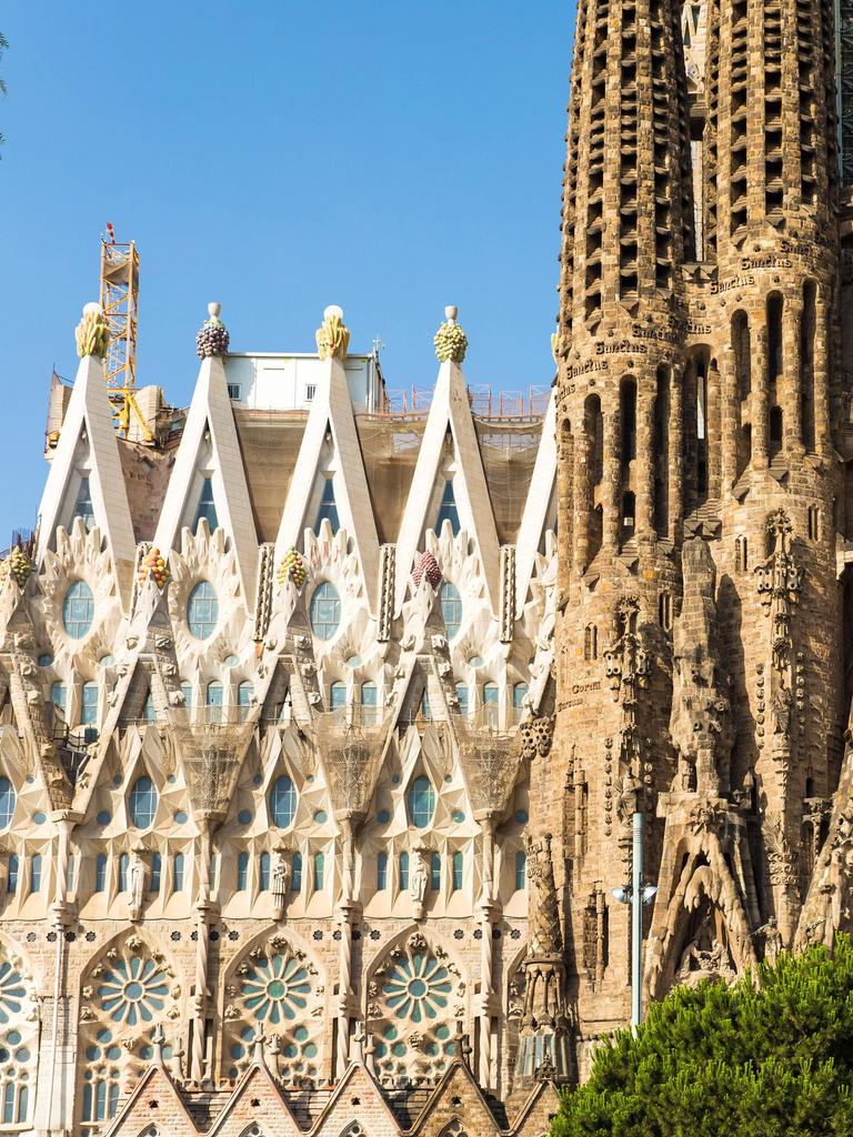 Die berühmte Kirche La Sagrada Familia von Antoni Gaudi in Nahaufnahme.