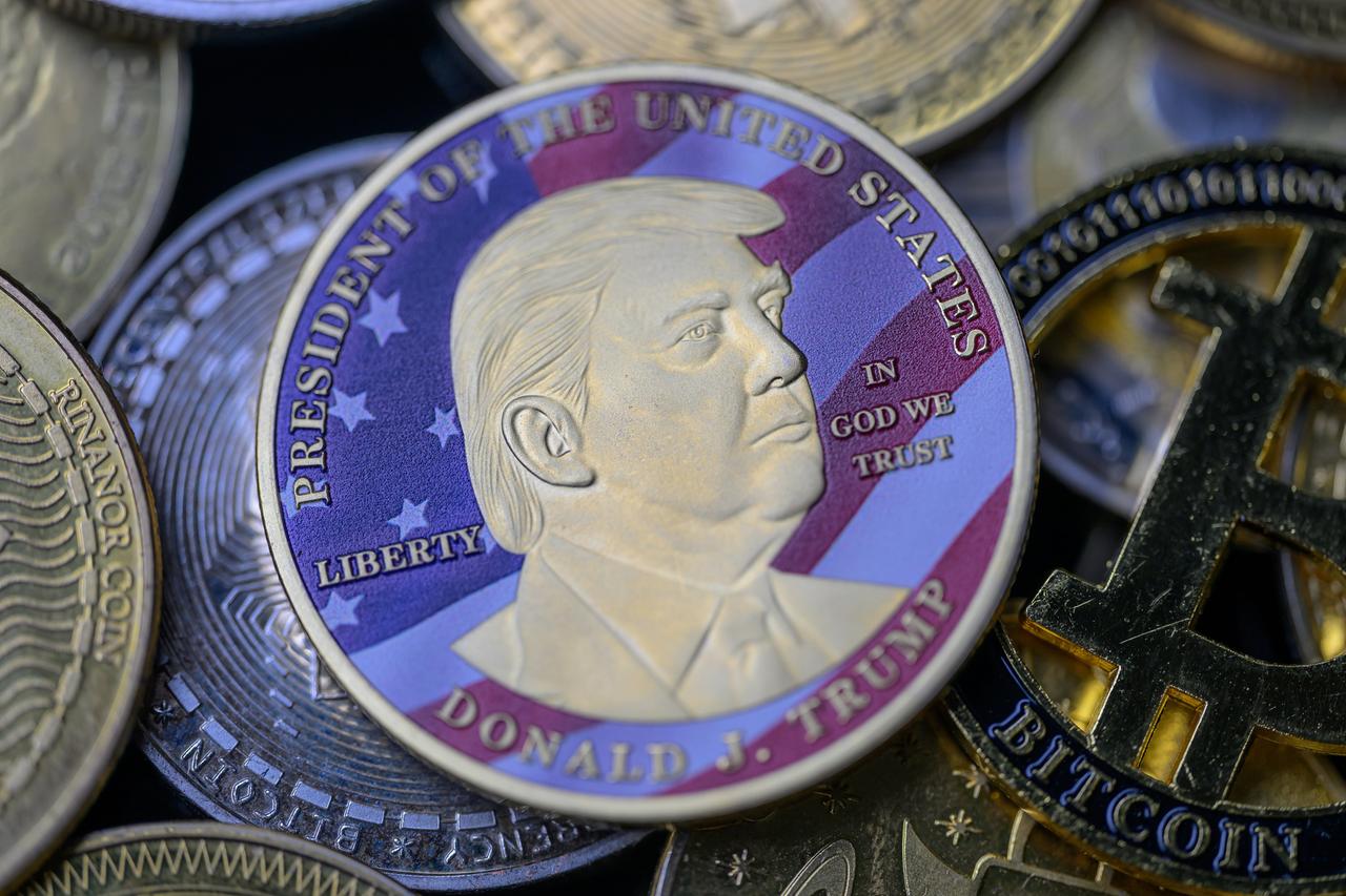 Donald-Trump-Münze mit Bitcoin und anderen Münzen, die für Kryptowährungen stehen Donald-Trump-Münze mit Bitcoin und anderen Münzen, die für Kryptowährungen stehen