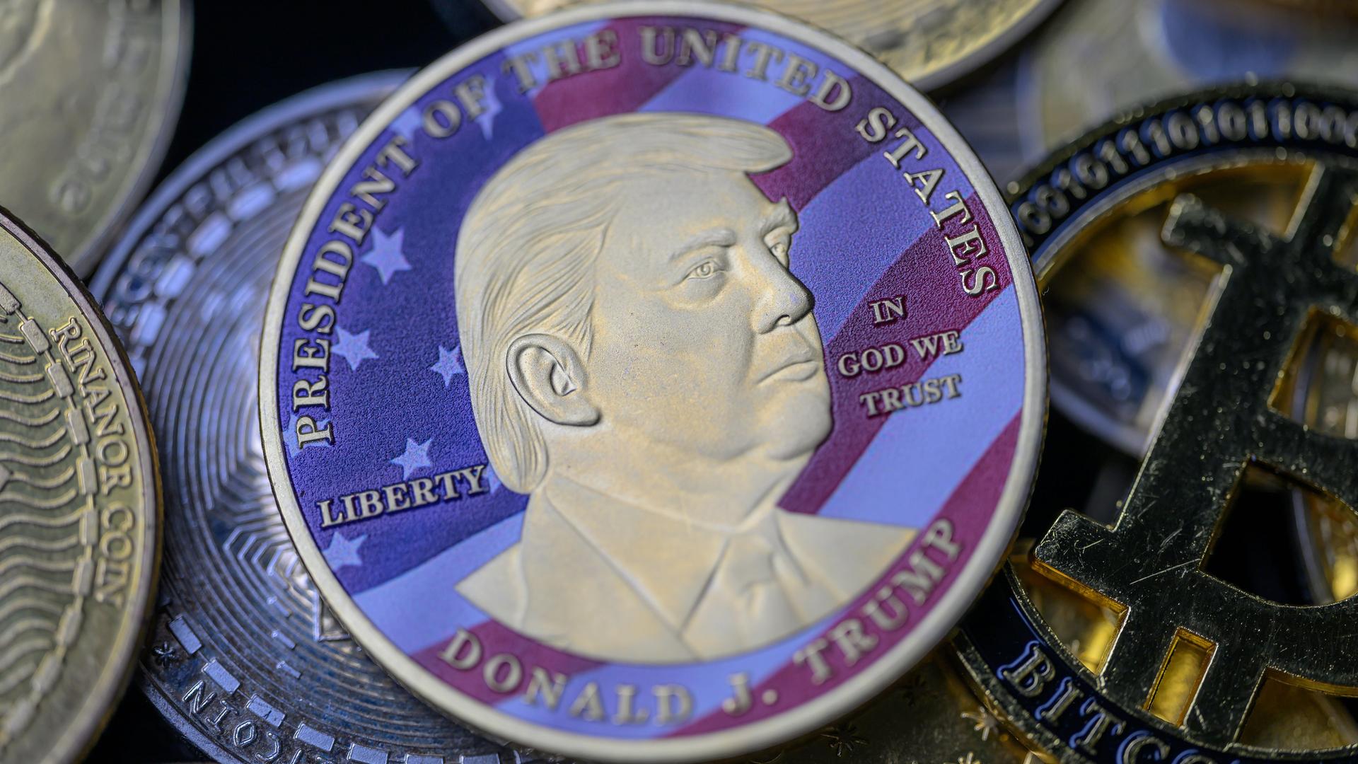 Donald-Trump-Münze mit Bitcoin und anderen Münzen, die für Kryptowährungen stehen Donald-Trump-Münze mit Bitcoin und anderen Münzen, die für Kryptowährungen stehen