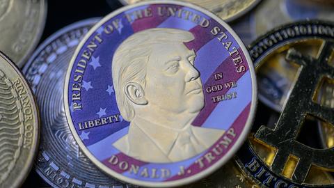 Donald-Trump-Münze mit Bitcoin und anderen Münzen, die für Kryptowährungen stehen
