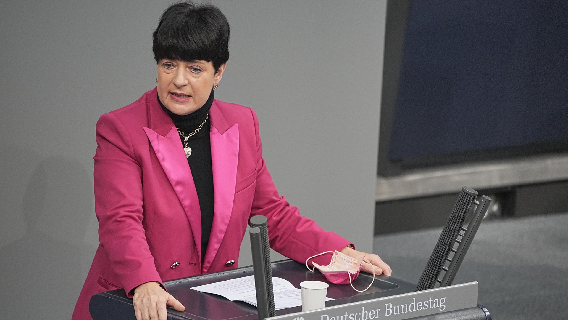 Christine Aschenberg-Dugnus, (FDP) Mitglied des Deutschen Bundestages, spricht in der Sitzung im Bundestag. Christine Aschenberg-Dugnus, (FDP) Mitglied des Deutschen Bundestages, spricht in der Sitzung im Bundestag.