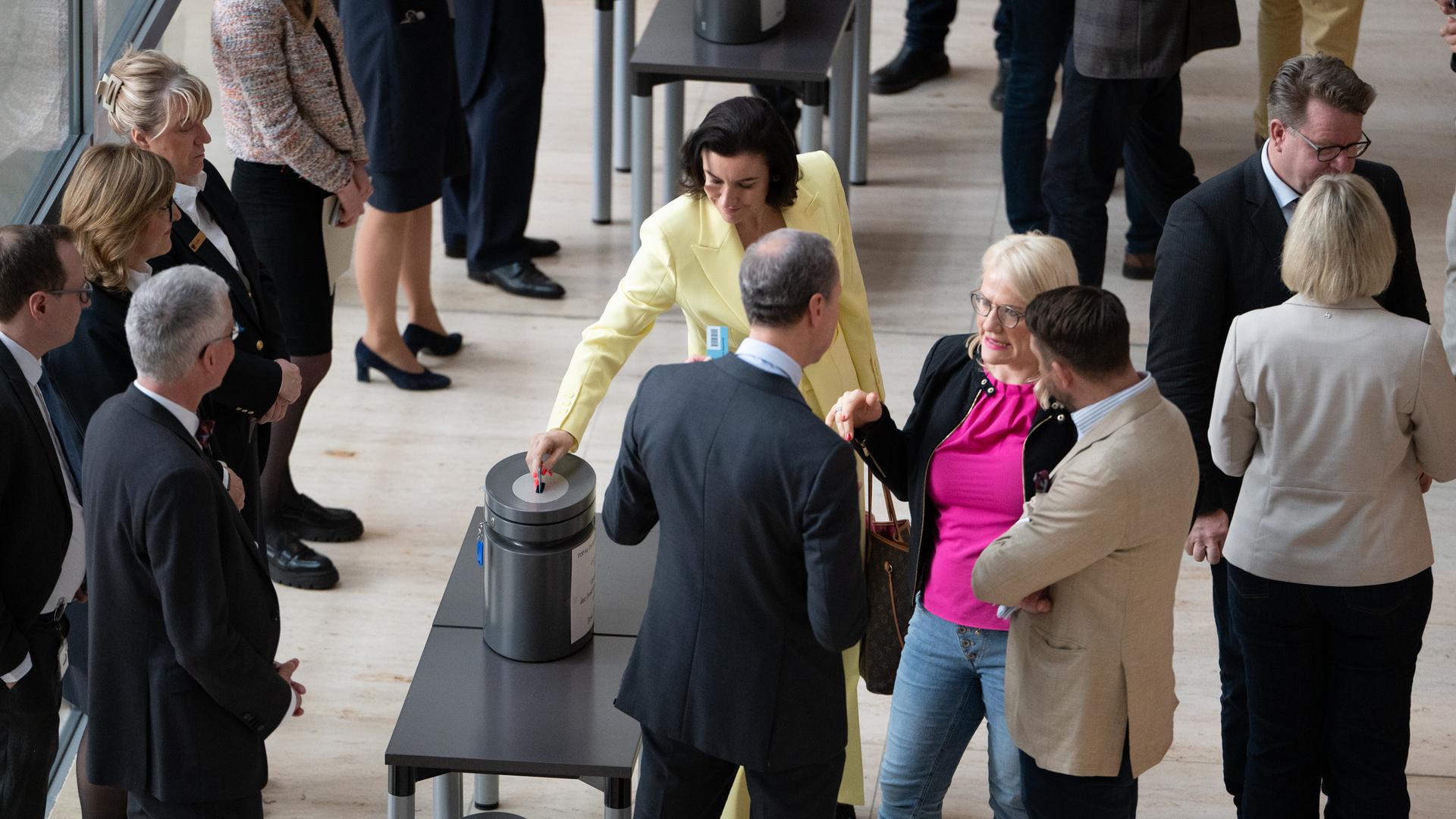 Dorothee Bär, Bundesministerin für Forschung, Technologie und Raumfahrt, gibt im Bundestag ihre Stimme ab.